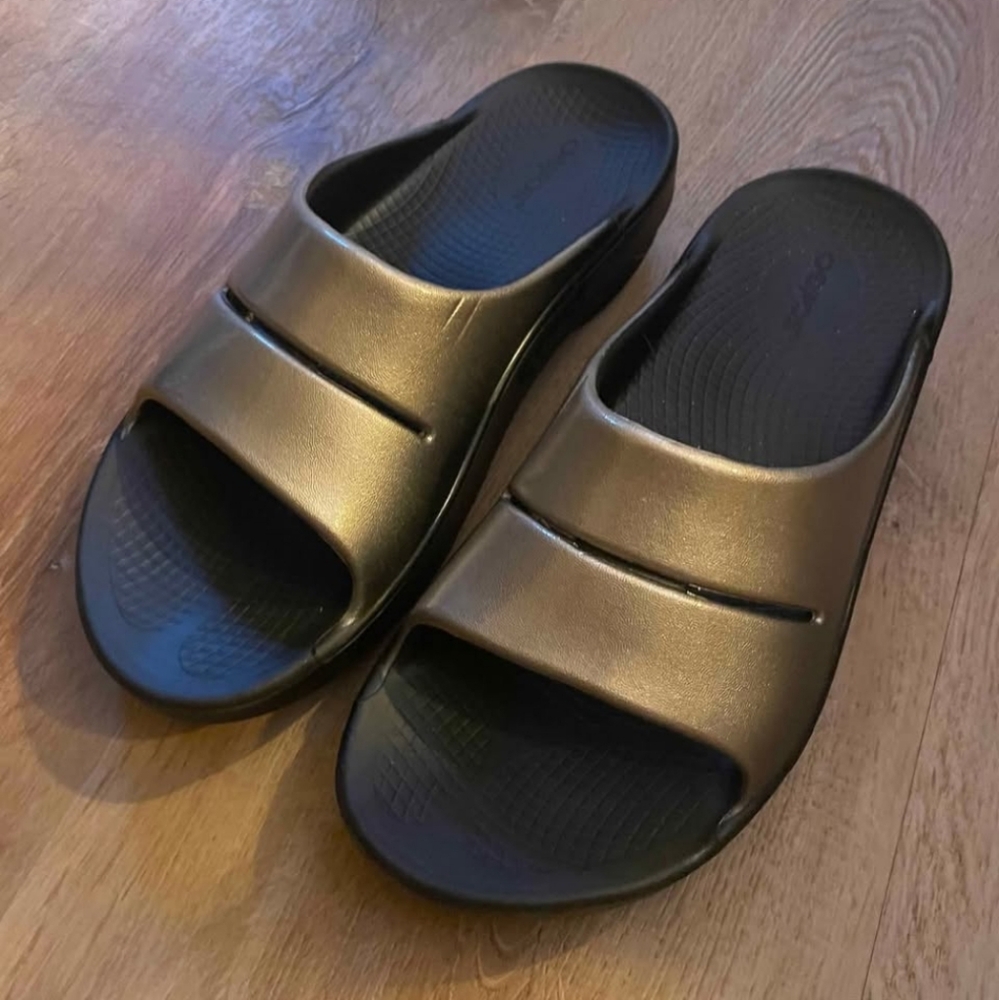 Never worn Oofos Ooahh Luxe Slide SandalWomen's size 9/ Men's size 7/ EU size 4